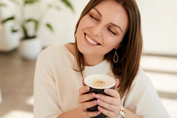 Mujer feliz disfrutando del café en la mañana —  Fotos de Stock