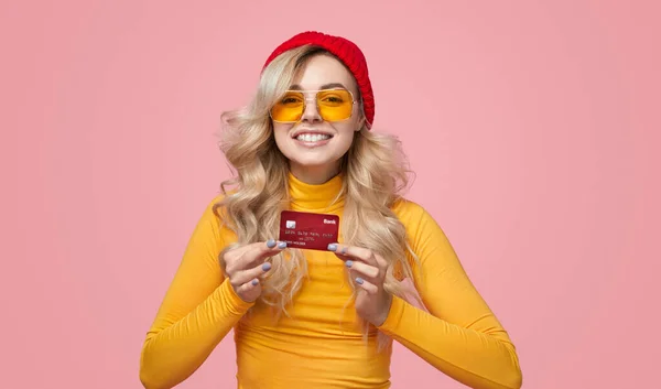 Χαρούμενη γυναίκα που δείχνει πιστωτική κάρτα — Φωτογραφία Αρχείου