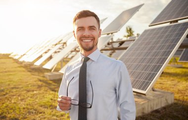 Güneş çiftliğinin neşeli yatırımcısı