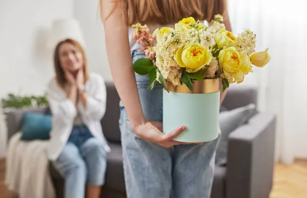 휴일에 어머니를 위해 꽃을 준비하는 소녀 — 스톡 사진