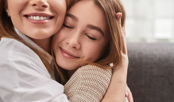 Zachte vrouw knuffelende dochter met gesloten ogen — Stockfoto