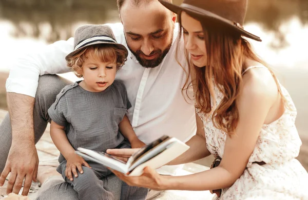 Książka czytania rodziny razem na molo — Zdjęcie stockowe