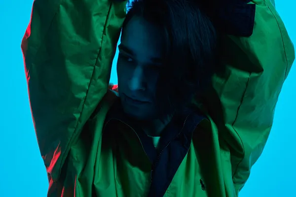 Snygg tonårskille i studio med neonljus — Stockfoto