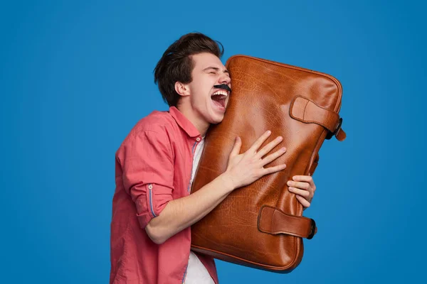 Χαρούμενος αστείος ταξιδιώτης αγκαλιάζει τη βαλίτσα — Φωτογραφία Αρχείου
