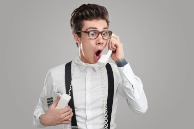 Telefondaki şok olmuş komik haber.