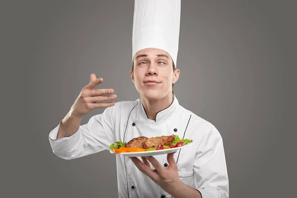 Chef enlouquecendo de cheiro de prato — Fotografia de Stock