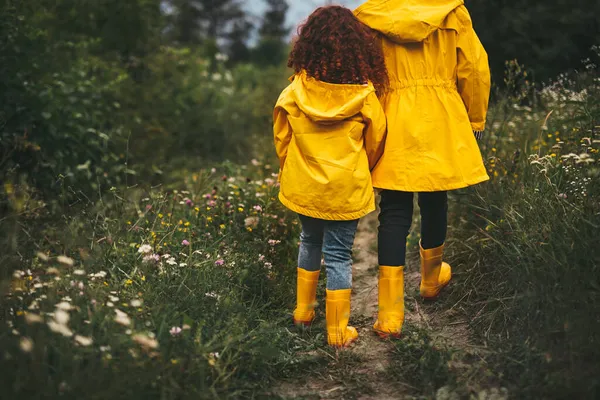 Broder och syster vandrar i naturen — Stockfoto