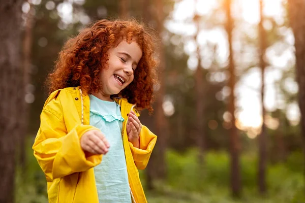 Criança ruiva feliz sorrindo brilhantemente na floresta — Fotografia de Stock