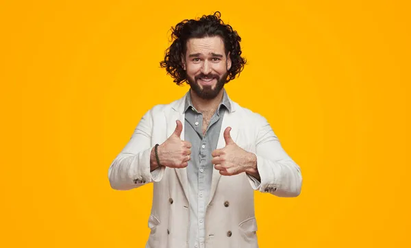Glimlachende stijlvolle man met duimen omhoog — Stockfoto