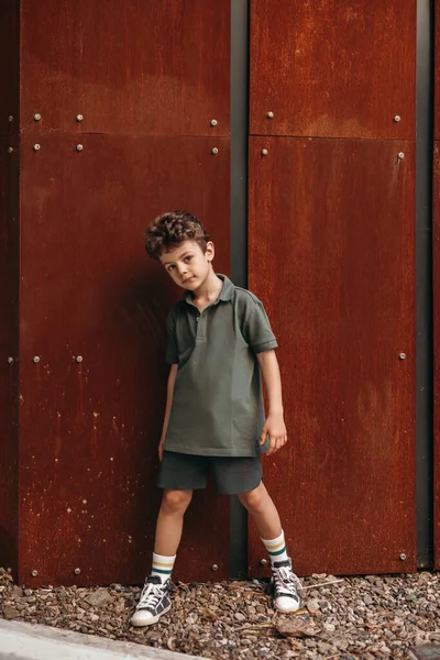 Стильний хлопчик стоїть на вулиці — стокове фото