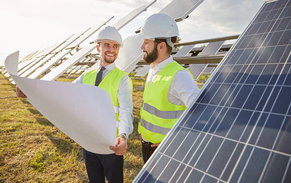 Рабочие кузнечного цеха в поле с солнечными панелями