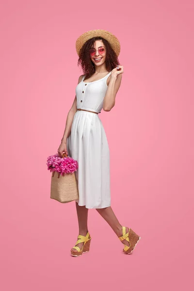 Mujer con estilo con ramo de flores — Foto de Stock