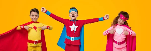 Kolaż szczęśliwych dzieci superbohaterów w studio — Zdjęcie stockowe