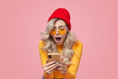 Harika bir kadın akıllı telefondan şok edici haberler okuyor.