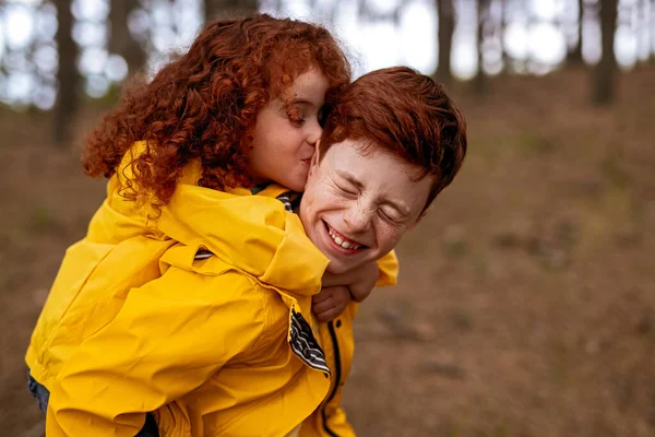 Ruiva irmãos se divertindo na floresta de outono — Fotografia de Stock