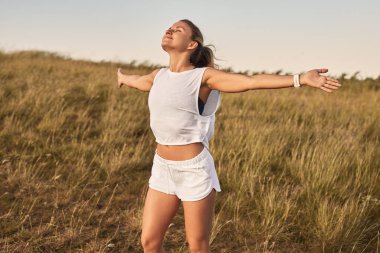 Mutlu koşucu özgürlüğün tadını çıkarıyor