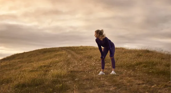 Desportista relaxante durante a corrida na natureza — Fotografia de Stock