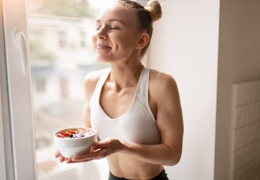 Meyve lapalı bayan sporcu