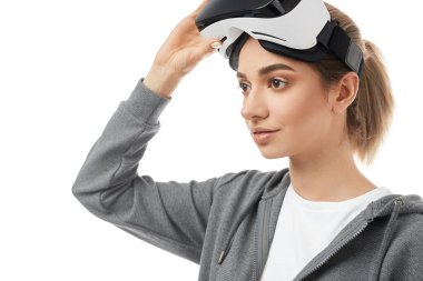 VR gözlüklü kadın oyuncu