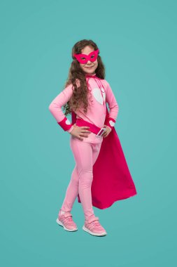 Süper kahraman kostümlü neşeli kız.