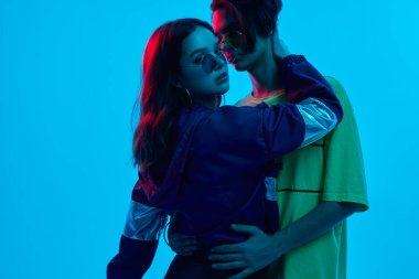 Havalı çift stüdyoda sarılıyor.