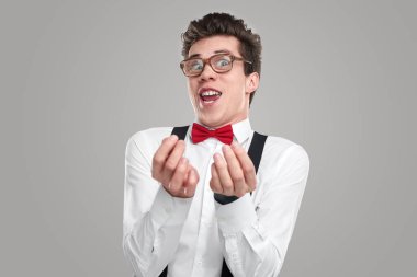 Açgözlü inek parmaklarını ovuyor ve gülümsüyor.