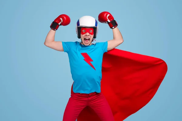 Forte super-herói cara em luvas de boxe — Fotografia de Stock