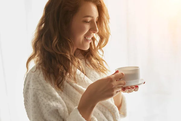 Mujer con café por la mañana en casa —  Fotos de Stock