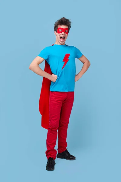 Verrückter Superhelden-Typ in bunten Kleidern — Stockfoto