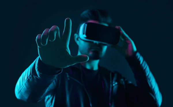 Homem futurista interagindo com a realidade virtual — Fotografia de Stock