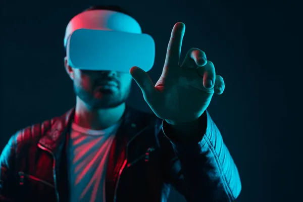 Ember kölcsönhatásban a virtuális valóság VR headset — Stock Fotó