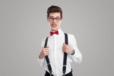 Kendine güvenen erkek öğrenci kameraya bakıyor.