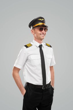 Pilot üniformalı neşeli adam.