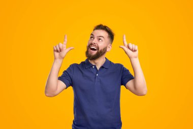 Heyecanlı adam stüdyoyu işaret ediyor.