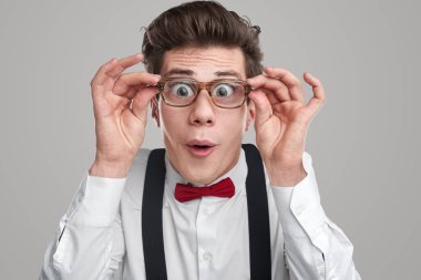 Gözlüklü komik inek kameraya bakıyor.