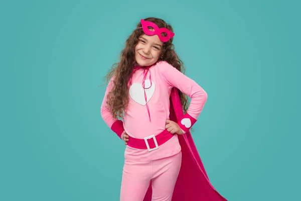 Encantadora chica superhéroe en traje rosa — Foto de Stock