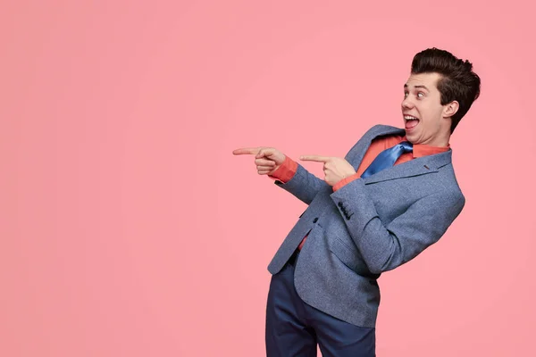 Alegre engraçado homem gesticulando para lado — Fotografia de Stock