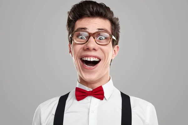 Αστείος χαρούμενος σπασίκλας με γυαλιά στο στούντιο — Φωτογραφία Αρχείου