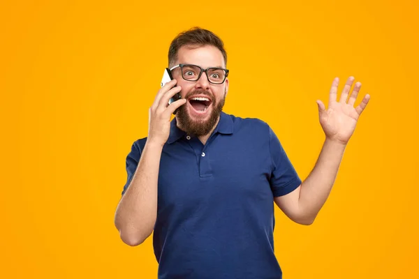 Homem falando no smartphone e fofocando — Fotografia de Stock