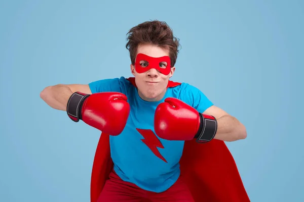 Sterke superheld in bokshandschoenen in studio — Stockfoto