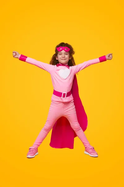 Nadšený superhrdina dívka s rukama zdviženýma — Stock fotografie