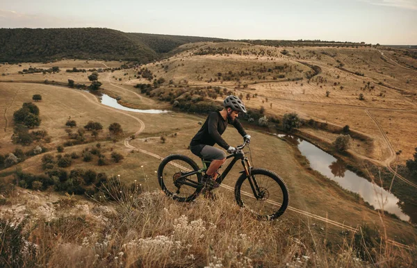 Cycliste vélo de montagne équitation sur la colline — Photo