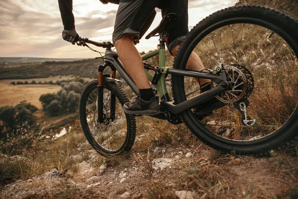 Crop man ridning mountainbike — Stockfoto