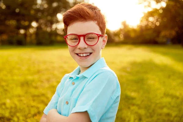 Vrolijke jongen in bril in park — Stockfoto