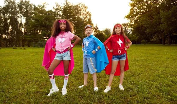 Společnost různých dětí v kostýmech superhrdinů — Stock fotografie