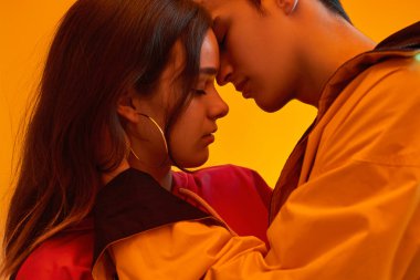 Stüdyodaki hassas genç çift