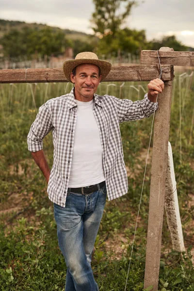 Usmívající se dospělý zemědělec na venkově — Stock fotografie