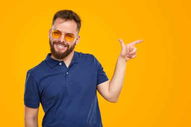 İçerideki adam stüdyoyu işaret ediyor.