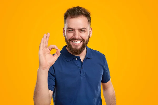 Glada man visar OK gest — Stockfoto