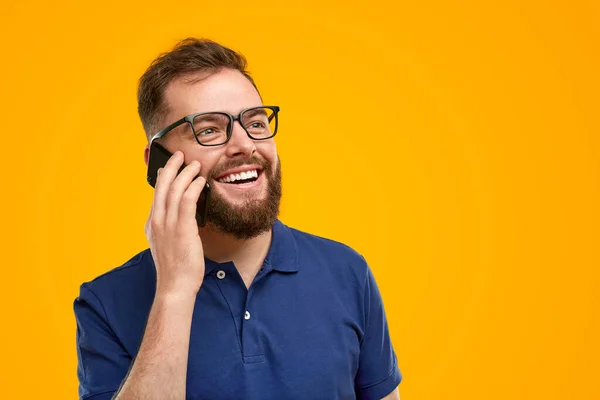 Sorrindo homem falando no smartphone em estúdio — Fotografia de Stock